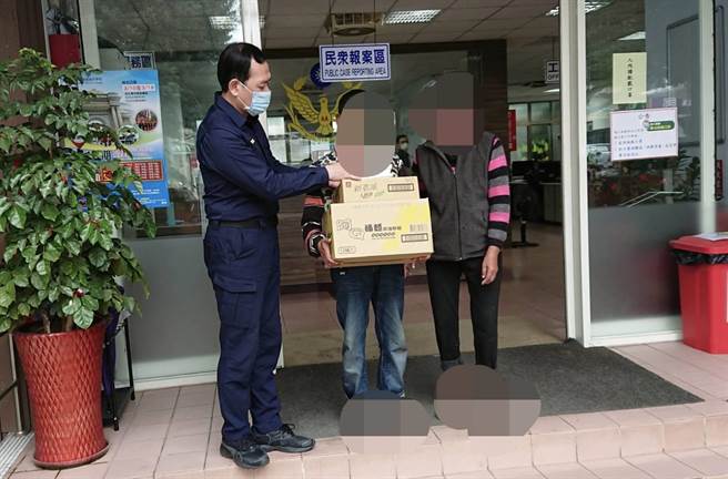 大竹所长张文堂自掏腰包购买粮食给生活不易的妇人，盼地方爱心人士也能一同给予帮助。（姜霏翻摄）