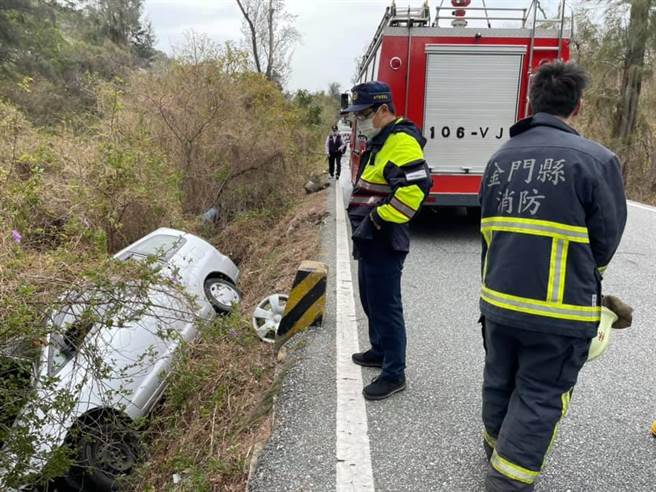 3名屏东大学的男、女学生今天中午开车经过太武山公墓前路段，车辆失控滑落边坡j。（警方提供）