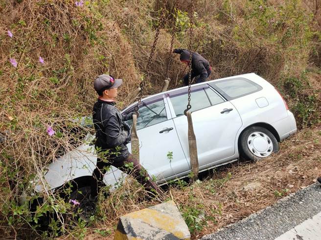 3名屏东大学的男、女学生今天中午开车经过太武山公墓前路段，车辆失控滑落边坡j。（警方提供）