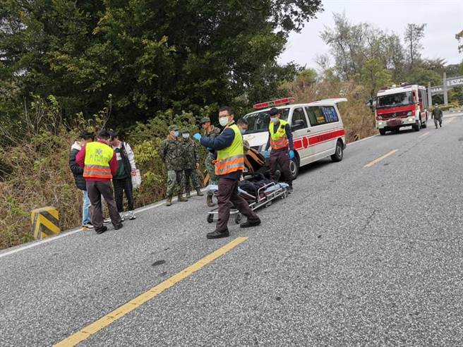 金防部太武营区驻军在第一时间协助脱困，警消据报也火速赶到现场，还好3人均仅手脚擦挫伤，饱受一场虚惊而已。（警方提供）