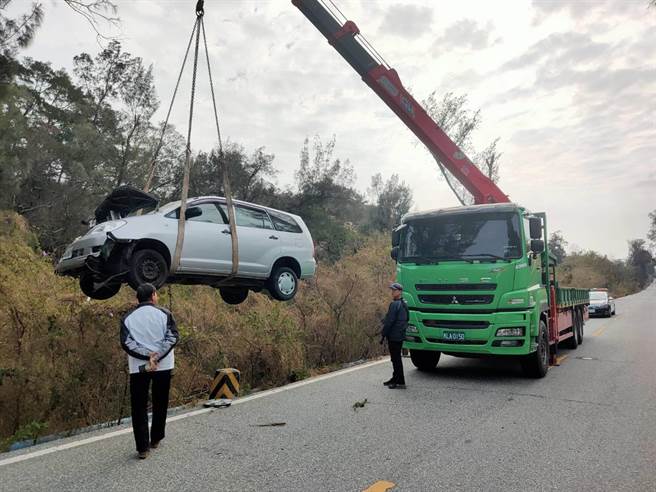 车头严重受损的自小客车，已在下午吊离现场。（警方提供）