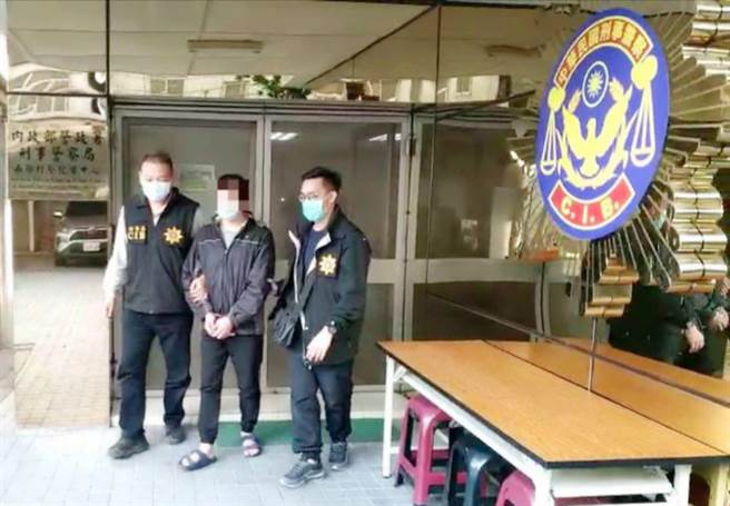 刑事警察局破獲黃姓嫌犯（中）在住家改造手槍，將持續追查有無流入市面。（刑事局提供／柯宗緯高雄傳真）