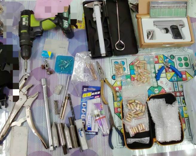 刑事警察局破獲黃姓嫌犯（中）在住家改造手槍，查獲改造工具及槍械。（刑事局提供／柯宗緯高雄傳真）