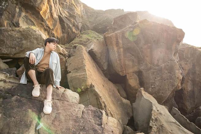 潮！基隆创业新星「凡人与路」替传统制鞋找到出路 宋之凡：穿潮鞋游港都观美景。（凡人与路提供／吴康玮台北传真）