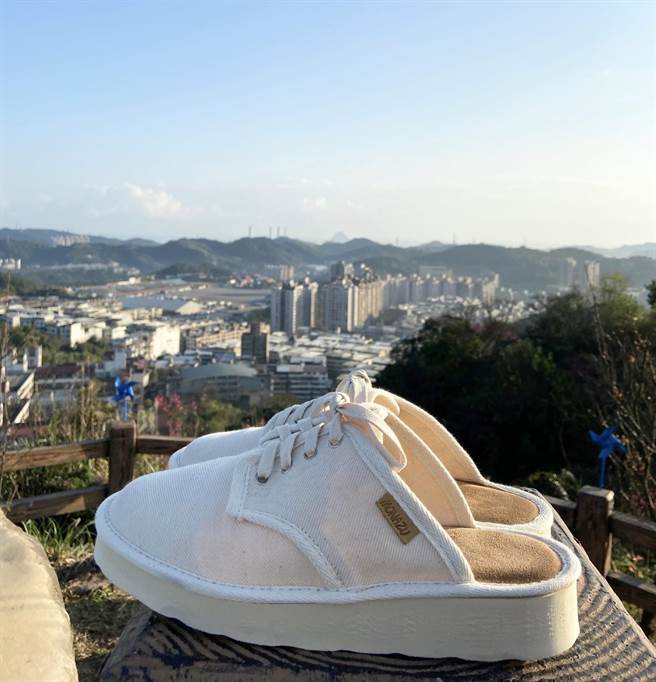 潮！基隆创业新星「凡人与路」替传统制鞋找到出路 宋之凡：穿潮鞋游港都观美景。（凡人与路提供／吴康玮台北传真）