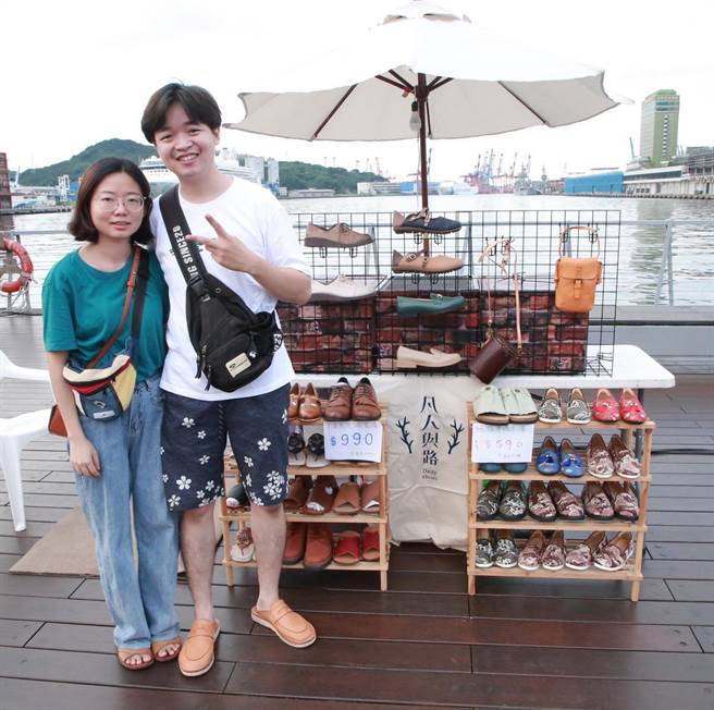 潮！基隆创业新星「凡人与路」替传统制鞋找到出路 宋之凡：穿潮鞋游港都观美景。（凡人与路提供／吴康玮台北传真）