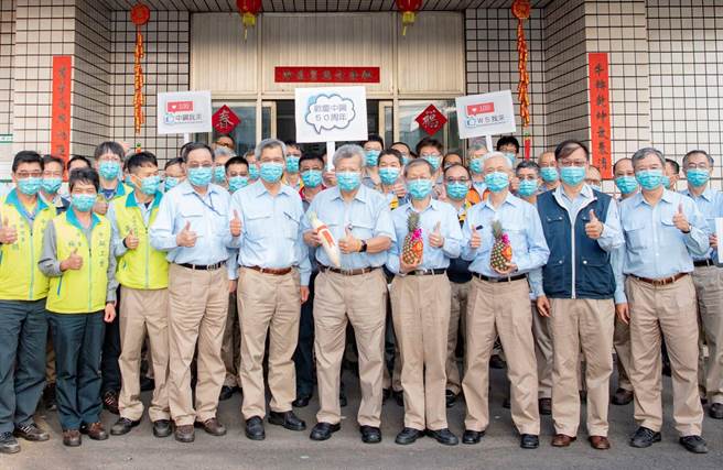 中鋼董事長翁朝棟及經營團隊至中鋼W5公用設施處拜年並與現場同仁合影。（中鋼提供／柯宗緯高雄傳真）