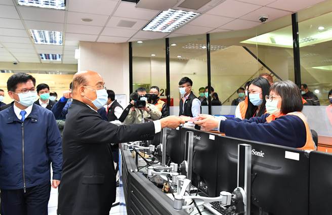 行政院長蘇貞昌今到高公局交控中心視察，瞭解春節疏運整備情形，並發送加菜金和賀歲福袋給高公局、國道公路警察局人員。（圖由行政院提供）
