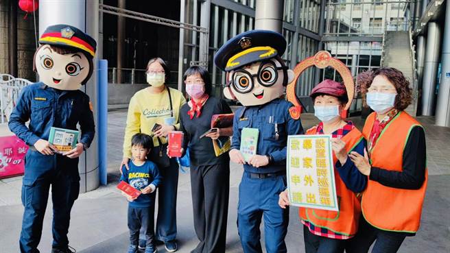 新北市海山警分局為擴大為民服務工作，在春節期間設置「機動派出所」。（海山警分局提供）