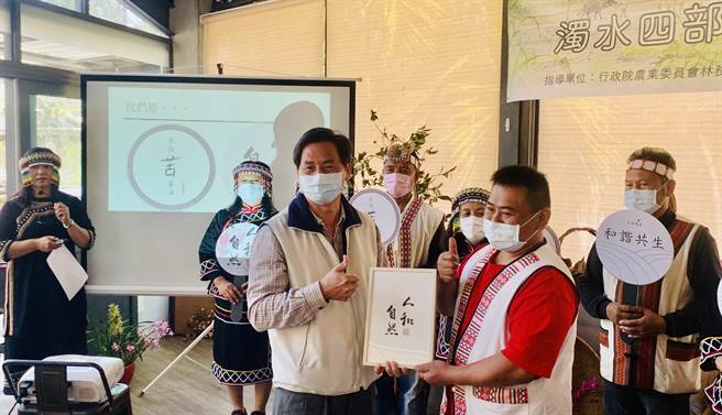 南投林管处长李政贤（前左），辅导信义乡农民创立「人和自然」苦茶油品牌。（廖志晃摄）