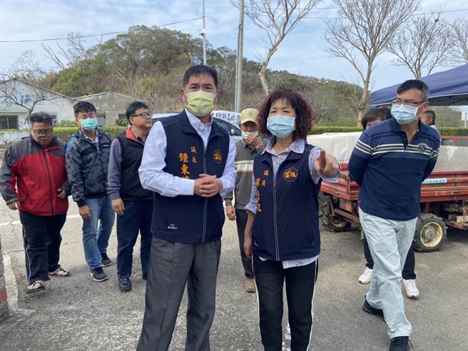 造橋居民反對造橋坤輿事業廢棄物掩埋場試運轉，將在春節期間持續抗爭，9日苗栗縣議長鍾東錦到場關心，並向居民保證，已與業者溝通，春節期間不讓機具進場。（何冠嫻攝）