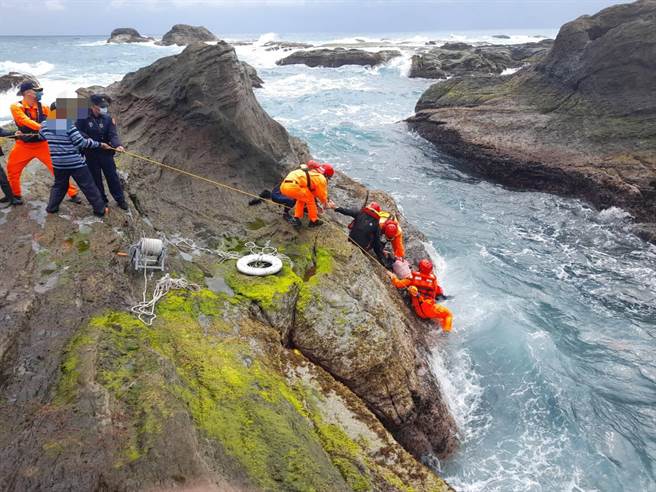 巡署人员于石梯坪游憩区，冒着大浪下海救援落海妇女。（海巡提供／王志伟花莲传真）