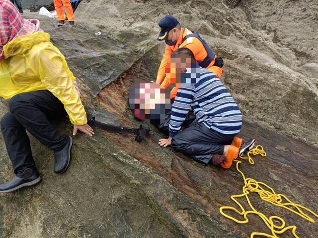 来自成功镇的41岁黎姓女子，到花莲县石梯坪採集海菜，却不慎失足落海，一旁丈夫见妻子被救起时，已无生命徵象，当场痛哭失声。（海巡提供／王志伟花莲传真）