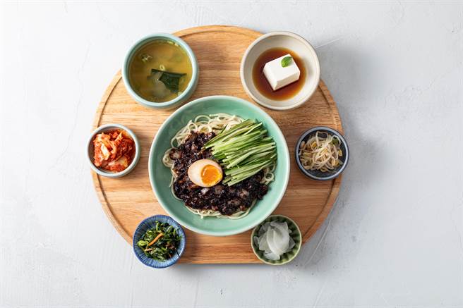 韓姜熙—黑嚕嚕炸醬麵定食。（豆府餐飲集團提供）