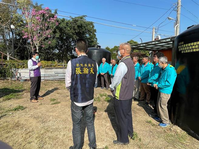  农业处长邱奕志偕同彰化市农会总干事白闵杰、常务监事张瀚天及前总干事林毓源，至彰化市咖啡产销班第1班班会所，关心栽培现况及储水桶补助情形。（彰化县政府提供／谢琼云彰化传真）