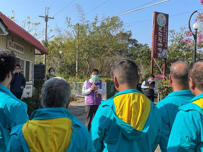  农业处长邱奕志偕同彰化市农会总干事白闵杰、常务监事张瀚天及前总干事林毓源，至彰化市咖啡产销班第1班班会所，关心栽培现况及储水桶补助情形。（彰化县政府提供／谢琼云彰化传真）