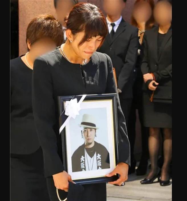 上原多香子手捧丈夫遗照哭成泪人儿的模样令人心疼。(取自日网)