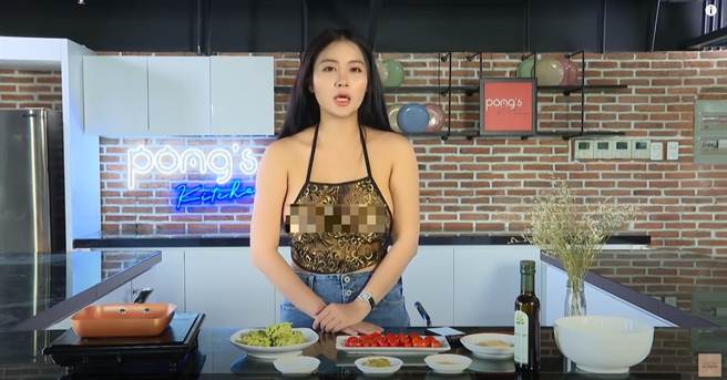 武惠玉凤的做菜尺度太大，遭到网友检举下架。（图／翻摄自Võ Huỳnh Ngọc Phụng YouTube）