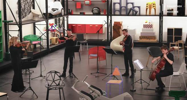 小提琴天后安－苏菲．慕特与室内乐伙伴到慕尼黑现代美术馆，对着新颖的展览空间演奏莫札特音乐，颇有古今交错之感。（摘自YouTube）