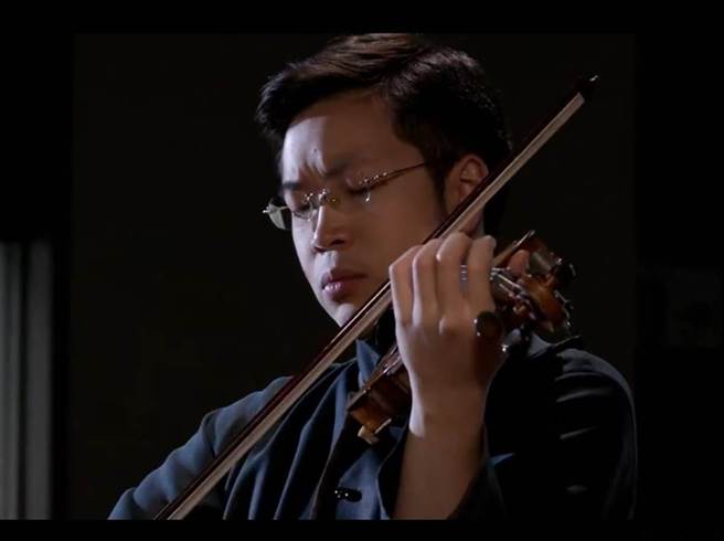 台湾小提琴家黄俊文也曾在空无一人的故宫演奏，他使用1742年制作的瓜奈里小提琴，对着现场同样约在1742年制作的清朝瓷器演奏，身在当下，有穿越古今之感。（摘自脸书）