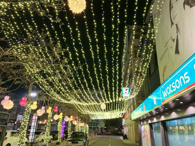 金門《金湖燈光節》璀璨登場，五顏六色的燈球、燈串搭配眩目的光廊將市區沿線妝點得熱鬧繽紛之一。（金湖鎮公所提供）