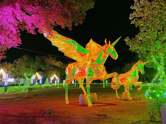 金門《金湖燈光節》璀璨登場，五顏六色的燈球、燈串搭配眩目的光廊將市區沿線妝點得熱鬧繽紛之二。（金湖鎮公所提供）