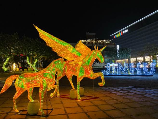 金門《金湖燈光節》璀璨登場，五顏六色的燈球、燈串搭配眩目的光廊將市區沿線妝點得熱鬧繽紛之二。（金湖鎮公所提供）