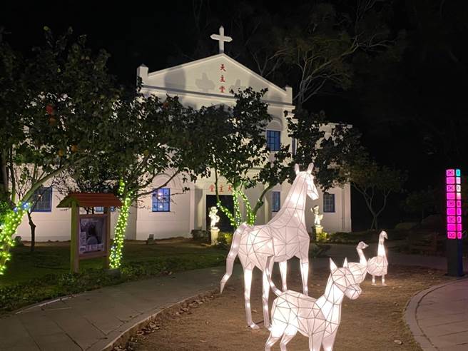 金門《金湖燈光節》璀璨登場，五顏六色的燈球、燈串搭配眩目的光廊將市區沿線妝點得熱鬧繽紛之二。（金湖鎮公所提供）