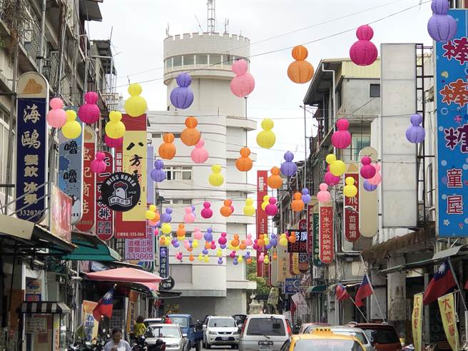 《金湖燈光節》熱鬧登場，重現「金門東區」熙攘亮麗的繁華風情。（李金生攝）