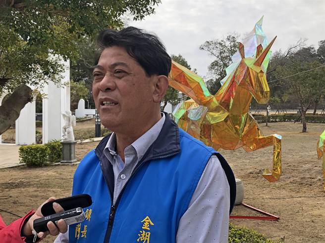 陳文顧鎮長歡迎大家來金湖賞燈，也祝福鄉親在新年「牛氣沖天！」（李金生攝）