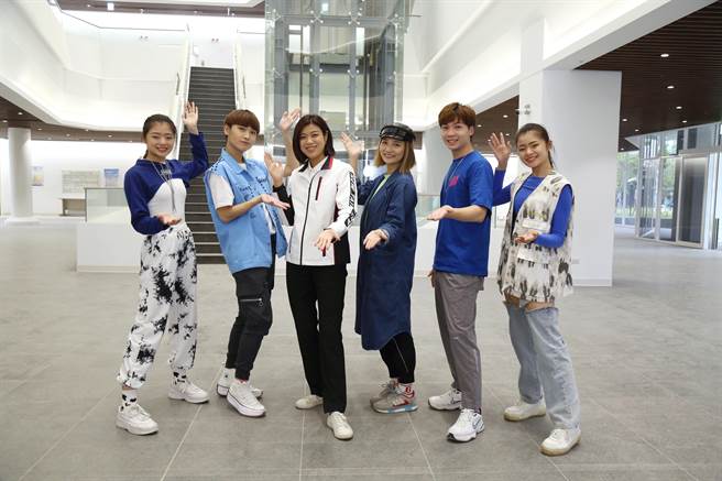 新聞局長蔣志薇(左3)與舞者於新莊國影中心合影，希望藉由創意MV宣傳新北市政。（新北市政府提供）