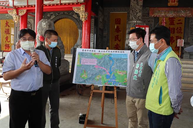 立委郭国文（右二）邀内政部营建署长吴欣修（左一）南下勘查，争取中央经费解决麻豆、西港、佳里至南科之交通问题。（刘秀芬摄）