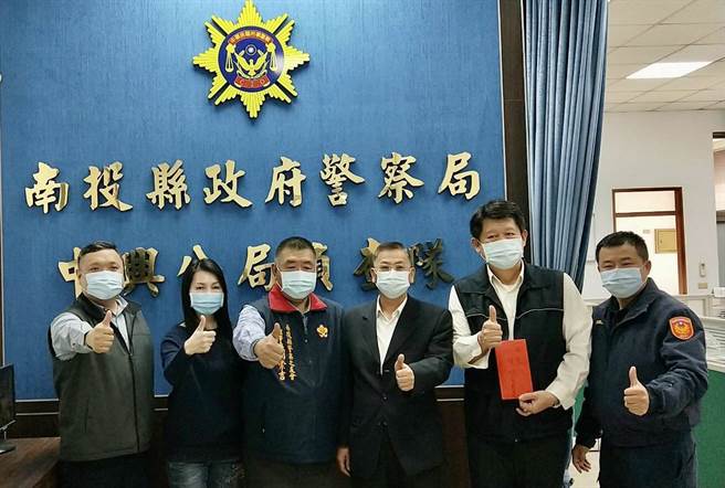 南投縣警察局長呂新財（右三）、警友會理事長簡崇吉（左三），到中興警分局頒發破案獎金。（中興警分局提供／廖志晃南投傳真）