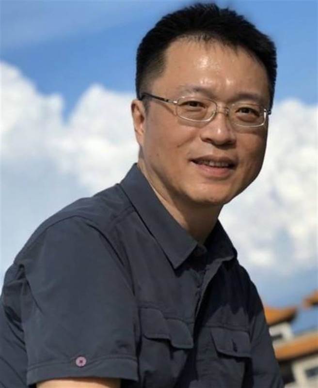 雲林縣蘭亭書畫學會理事長李應昆為一年只見一次的朋友寫春聯連續22年迄今。（周麗蘭翻攝）