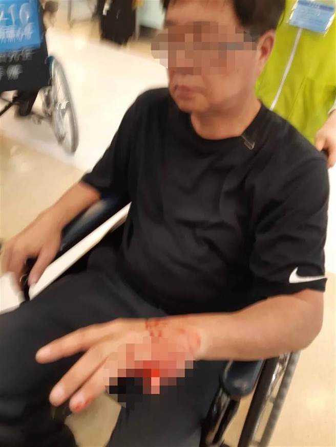 退役上校陳咸嶽參加年改陳抗慘斷指，台北地院判當天維安的保六總隊要賠償20萬元。（資料照／取自蔡正元臉書）