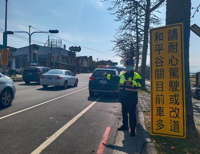春節連假明天展開，東勢警分局加強年節交通疏導。（東勢警分局提供／陳淑娥台中傳真）