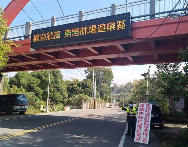 春節連假明天展開，東勢警分局加強年節交通疏導。（東勢警分局提供／陳淑娥台中傳真）