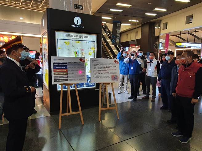 明天就是春节连假，新北市长侯友宜今（９日）晚间6时许到板桥车站视察春节返乡交通疏运情形。（叶书宏摄）