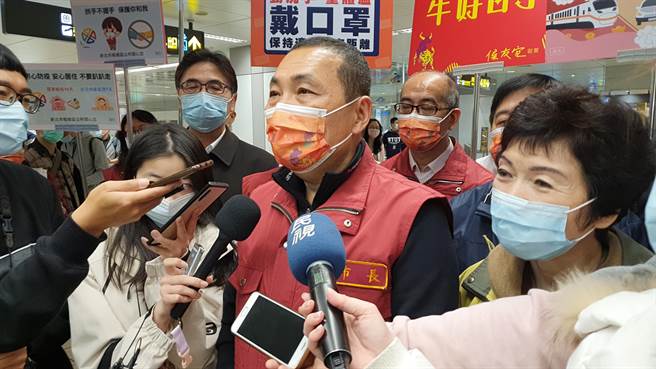 明天就是春节连假，新北市长侯友宜今（９日）晚间6时许到板桥车站视察春节返乡交通疏运情形。（叶书宏摄）
