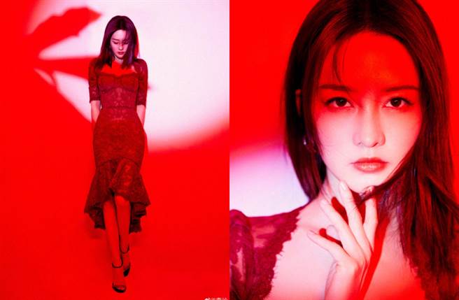 李沁近日选穿一套Marchesa红色蕾丝鱼尾裙参加《直通春晚》节目。（图／摘自微博@李沁）