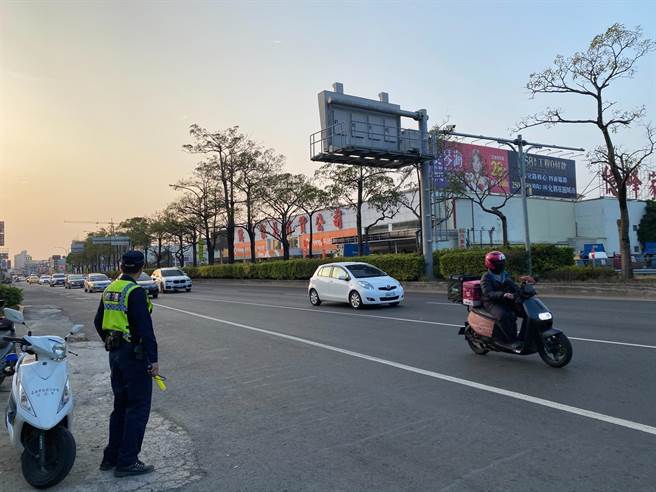 警方已于永康交流道口上岗疏导。（永康警分局提供／曹婷婷台南传真）