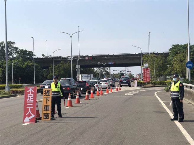 警方已于大湾交流道口上岗疏导。（永康警分局提供／曹婷婷台南传真）