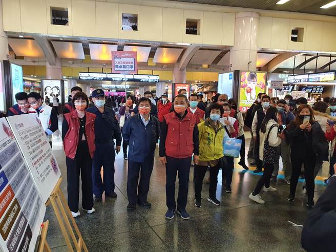 新北市長侯友宜今（9日）傍晚到板橋車站視察春節返鄉交通疏運情形。（葉書宏攝）
