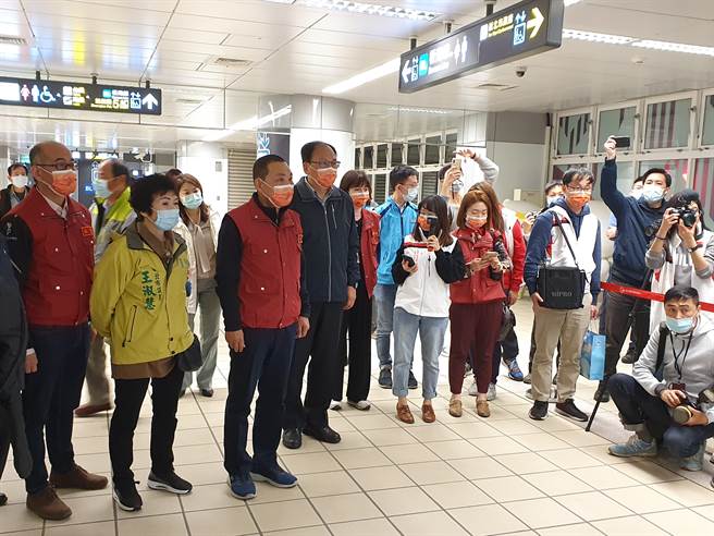 新北市長侯友宜今（9日）傍晚到板橋車站視察春節返鄉交通疏運情形。（葉書宏攝）