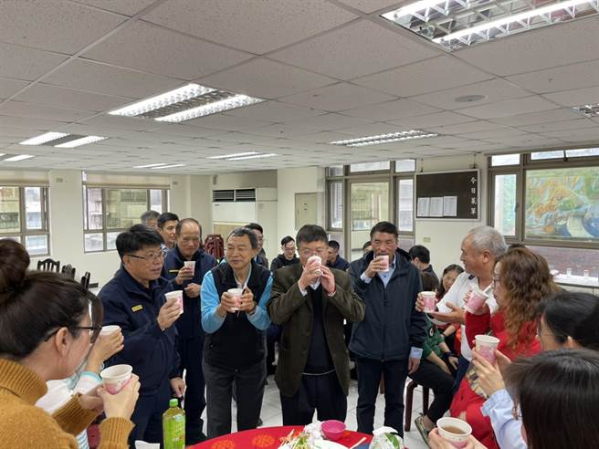 新北市瑞芳警分局特別選在春節假期前最後一個上班日，辦理團圓加菜圍爐，讓同仁吃得開心也一解鄉愁。（瑞芳警分局提供）