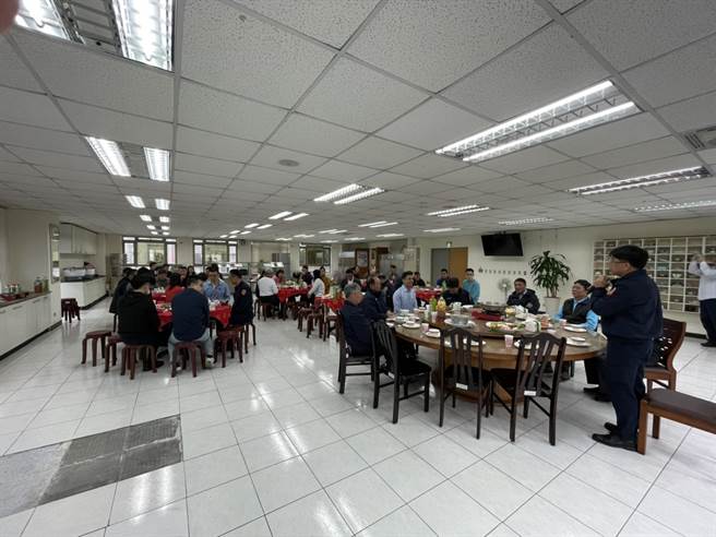 新北市瑞芳警分局特別選在春節假期前最後一個上班日，辦理團圓加菜圍爐，讓同仁吃得開心也一解鄉愁。（瑞芳警分局提供）