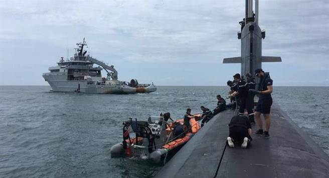 法国国防部长帕利在推特发文称，该国核动力潜舰翡翠号在塞纳号支援舰相伴下穿过南海海域，却遭北京批评为危害中国主权，破坏地区和平。（图／推特@florence_parly)
