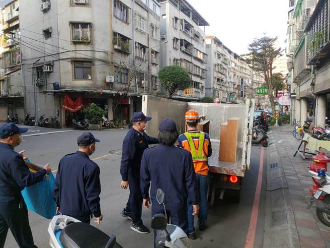 新北市永和警分局于春节假期前夕，规划员警及协勤民力至辖区各巷、弄执行「清道专案」。（永和警分局提供）