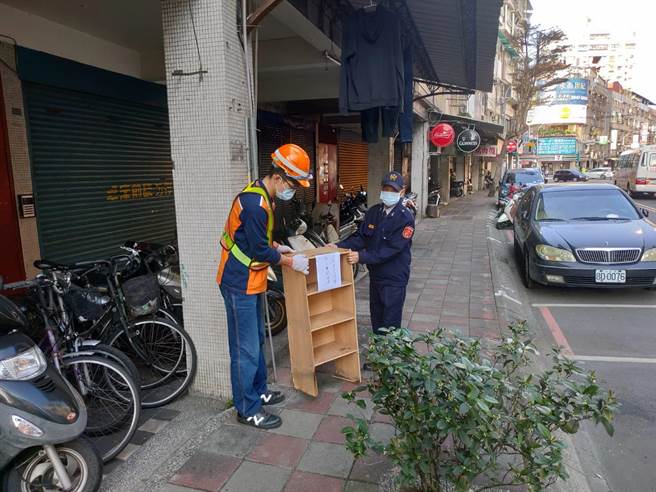 新北市永和警分局于春节假期前夕，规划员警及协勤民力至辖区各巷、弄执行「清道专案」。（永和警分局提供）