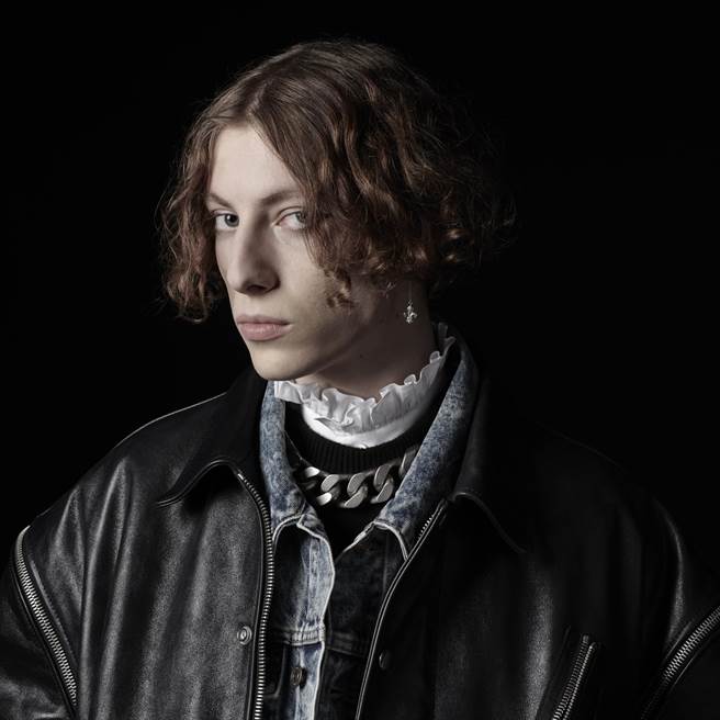 CELINE 2021秋冬男装强调鲜明轮廓，并利用大量金属钉饰以及皮革元素。（CELINE提供）